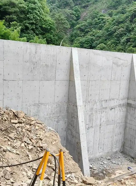 洛阳西工区重力式挡土墙